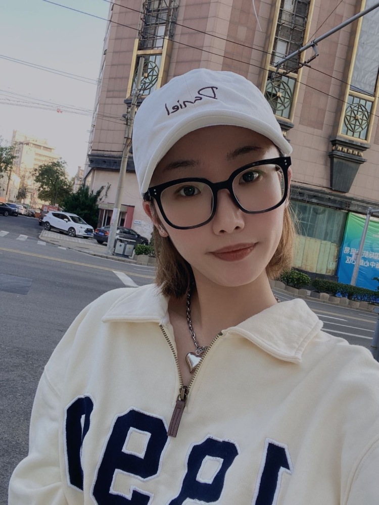 Sherry. Wang 👸🏼-山东省·济宁市·兖州区--本人喜欢拍照，有一台佳能相机，身材比例好，身高170cm，体重52kg。
有合适的合作可以联系我    vx:SherryWang32