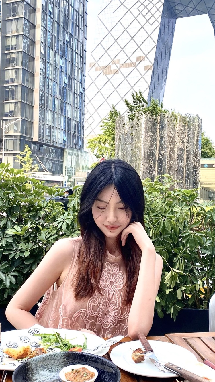找找一一-北京市·北京市·房山区-微博 抖音 某红薯 得物-身高172 体重48kg 20岁 北京
接买家秀 某红薯推广 穿搭美妆都可
有博主经验