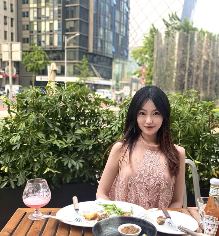 找找一一-北京市·北京市·房山区-微博 抖音 某红薯 得物-身高172 体重48kg 20岁 北京
接买家秀 某红薯推广 穿搭美妆都可
有博主经验