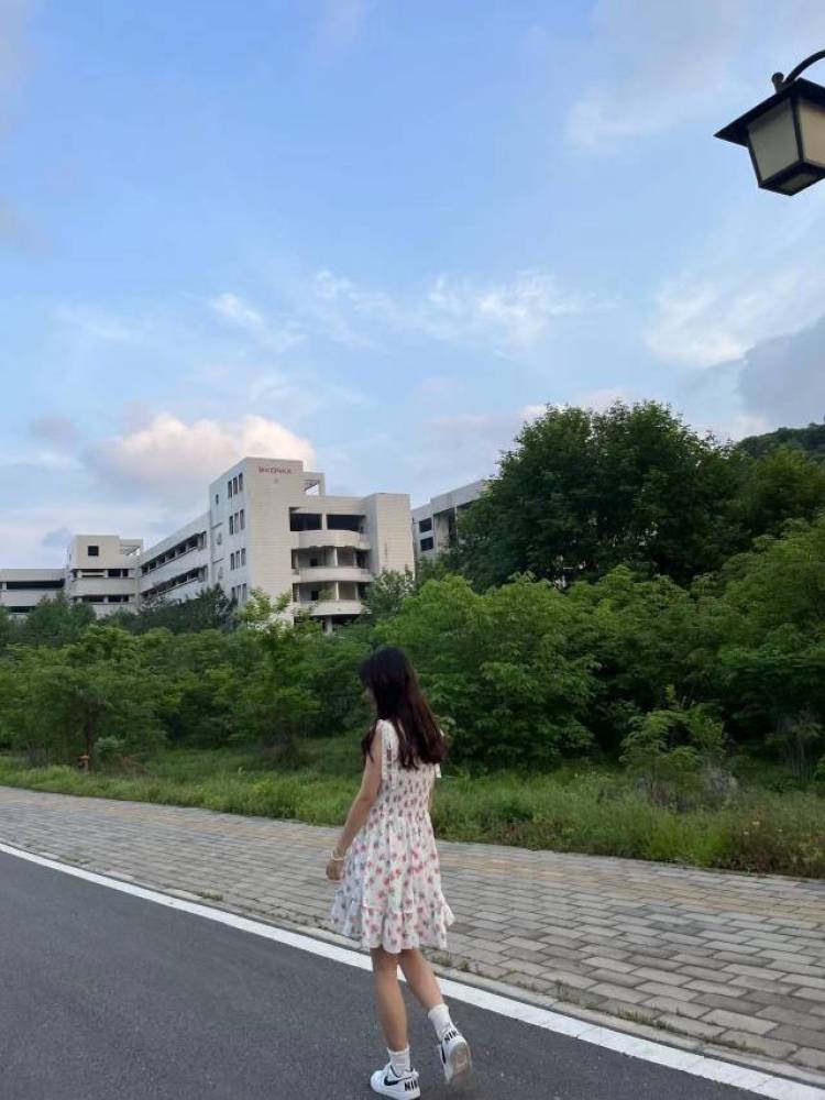 嘤嘤小怪🐰-安徽省·宿州市·埇桥区-快手-喜欢拍照,喜欢拍各种好看的衣服上身,淘宝上基本买东西都会给买家秀,也想接一个买家秀,很会摆pose