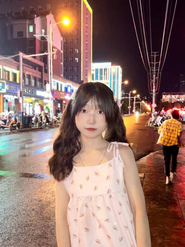 嘤嘤小怪🐰-安徽省·宿州市·埇桥区-快手-喜欢拍照,喜欢拍各种好看的衣服上身,淘宝上基本买东西都会给买家秀,也想接一个买家秀,很会摆pose