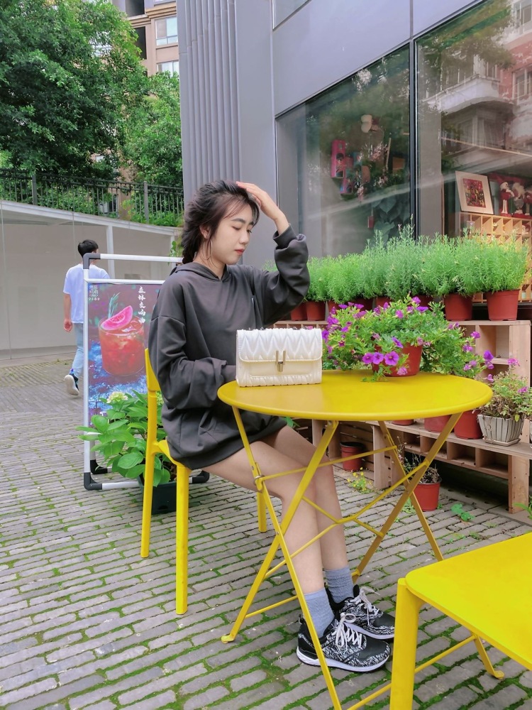 上官小婷-四川省·宜宾市·高县-某红薯-我是一名学生，放假在家想找个兼职，大学学的数字媒体应用技术 视觉传达，会p图软件，视频剪辑，学过舞蹈，现在也在学，喜欢外出去耍打卡，爬山，跑步，健身