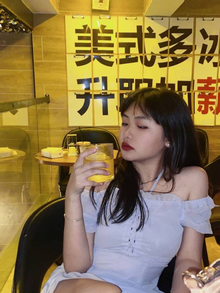 loyal-广西壮族自治区·玉林市·容县-抖音快手-特长唱歌 身高160体重50kg 喜欢拍照 会P图 可接寄拍衣服 探店打卡