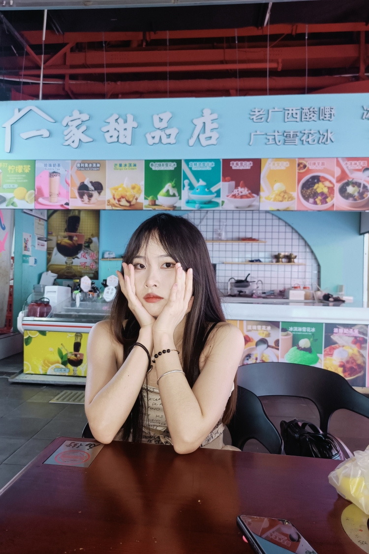 无敌鲸-广西壮族自治区·南宁市·兴宁区-抖音 :季的无敌鲸 微博:季好-年龄21 身高156 体重92,会ps 会视频剪辑 p 图 、 会一点爵士舞和书法.接寄拍, 视频剪辑,文案创作,视频拍摄