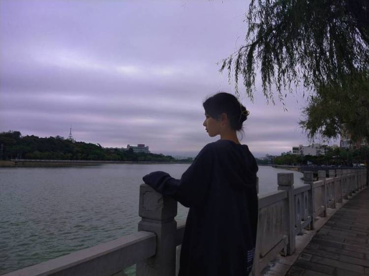 含露芷江.-云南省·昆明市·五华区--会弹古筝，接单寄拍服饰美瞳包包
会P图，出图快
性格开朗有耐心