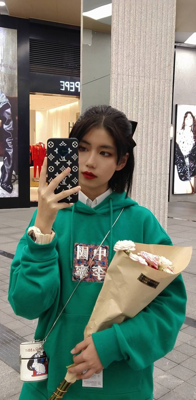 含露芷江.-云南省·昆明市·五华区--会弹古筝，接单寄拍服饰美瞳包包
会P图，出图快
性格开朗有耐心