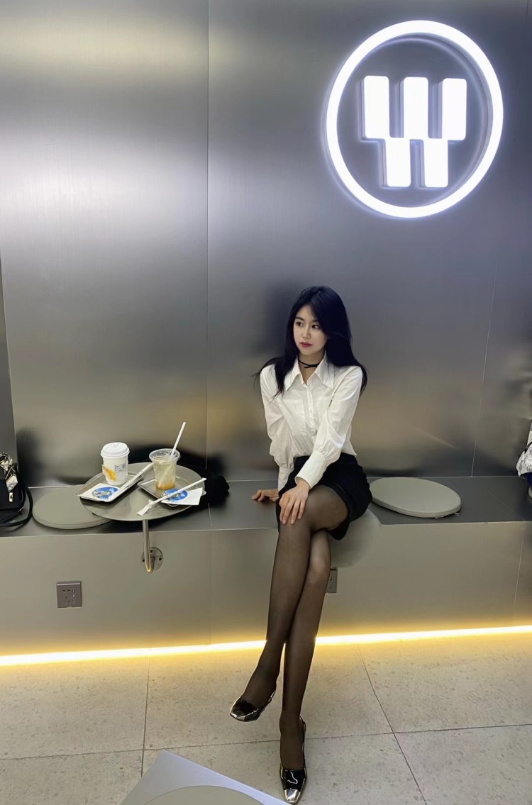 🤍-山东省·威海市·环翠区--本人自由职业者,经常出去探店拍照、帮忙几个本地店家拍过照片、拍过女装图:婚纱照、发型照,自己会PS,喜欢拍网红风格的照片。