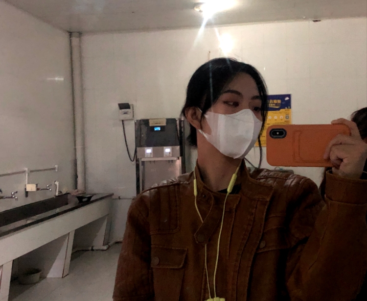 🍊-黑龙江省·哈尔滨市·尚志市--女生168 110 接寄拍单
饰品 衣帽 鞋子 包包类(画画用具类也可以)
会画画 偶尔画的不错