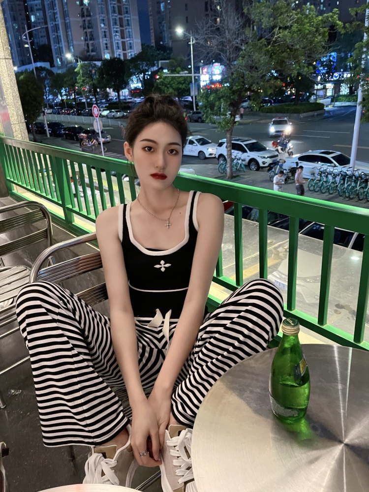 不浪漫罪名-广东省·东莞市·厚街镇--4年模特经验,自拍他拍皆可,有合作的摄影师可外拍,最好是寄拍,搭配的衣服鞋子自己都有,可接各种类型单子