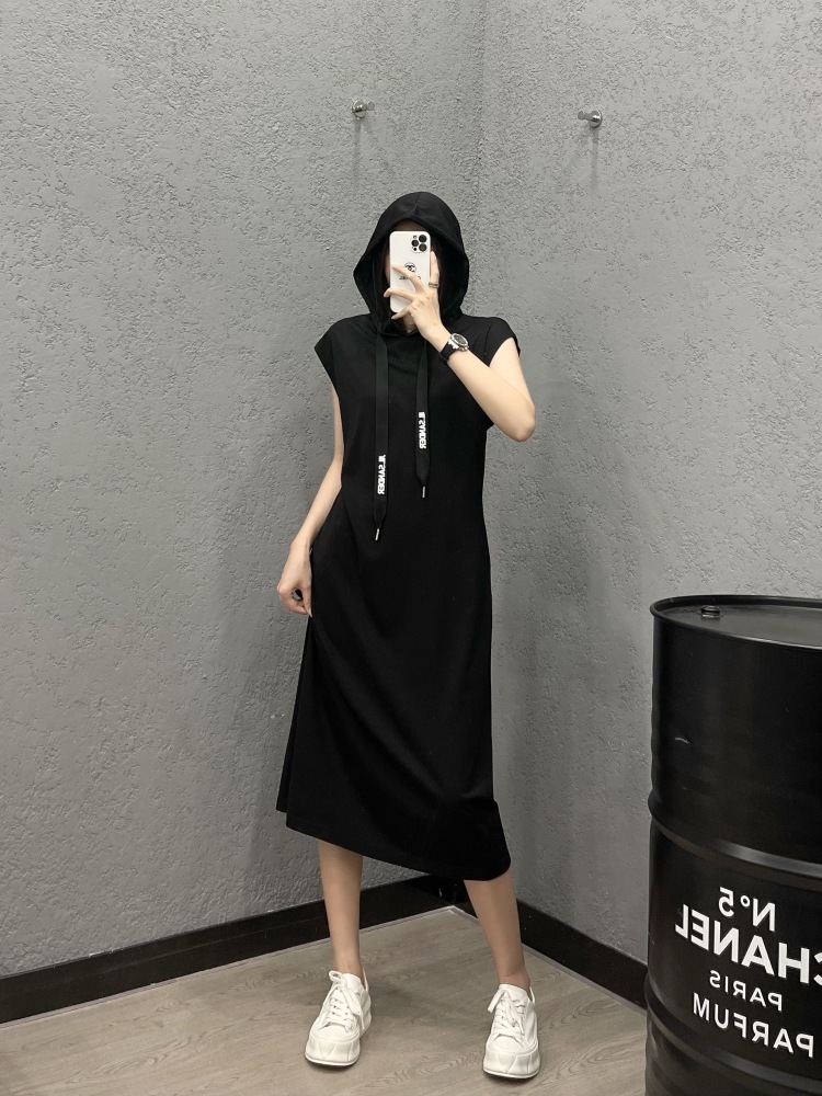 不浪漫罪名-广东省·东莞市·厚街镇--4年模特经验，自拍他拍皆可，有合作的摄影师可外拍，最好是寄拍，搭配的衣服鞋子自己都有，可接各种类型单子