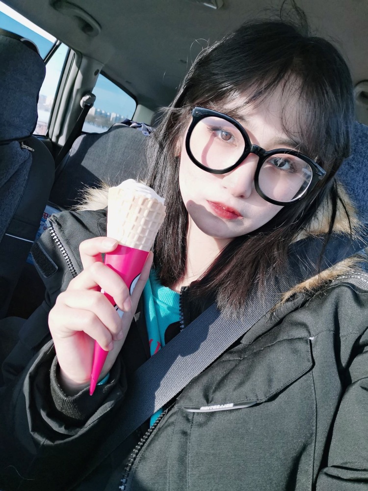 G-吉林省·松原市·宁江区-抖音，快手，微博，某红薯-喜欢打羽毛球，接买家秀，测评什么能力范围之内都可以，只有化妆才拍照，疫情太严重一般都带着口罩拍照，会p图