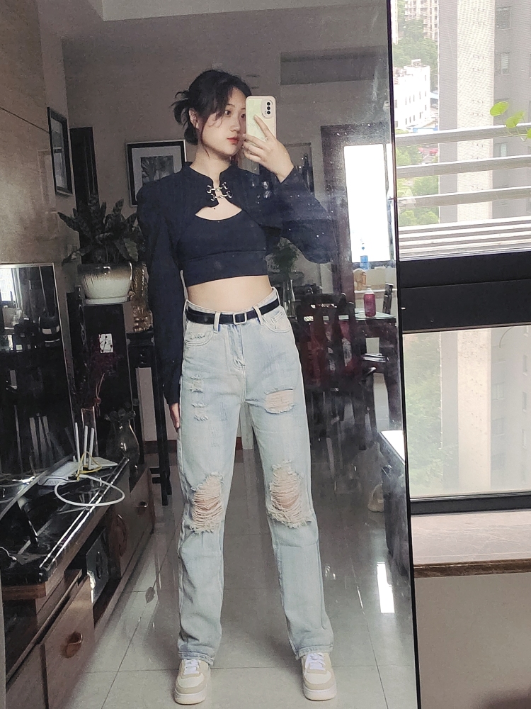 吴+0-江苏省·无锡市·梁溪区-抖音，某红薯，B站-穿衣风格多，大多数都可以拍出一定效果，喜欢穿搭衣品还是不错的，喜欢尝试新风格。