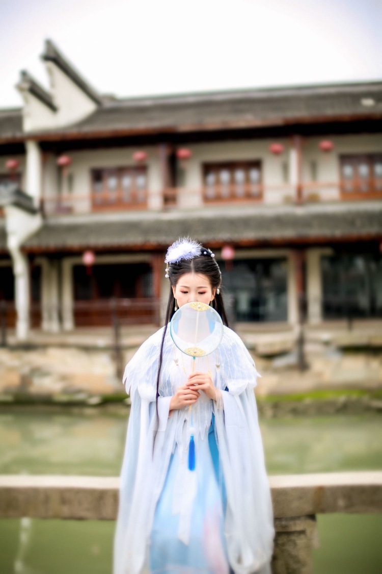 夏有乔木-上海市·上海市·浦东新区-抖音、某红薯-可接服装寄拍适合小个子穿搭,本人身高160,体重89斤,广告通告皆可,最喜汉服寄拍会化妆做造型,早期花钱学过化妆。