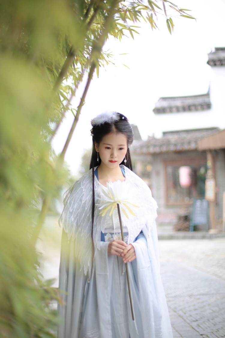 夏有乔木-上海市·上海市·浦东新区-抖音、某红薯-可接服装寄拍适合小个子穿搭，本人身高160，体重89斤，广告通告皆可，最喜汉服寄拍会化妆做造型，早期花钱学过化妆。