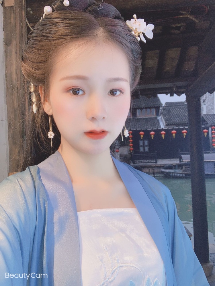 夏有乔木-上海市·上海市·浦东新区-抖音、某红薯-可接服装寄拍适合小个子穿搭,本人身高160,体重89斤,广告通告皆可,最喜汉服寄拍会化妆做造型,早期花钱学过化妆。