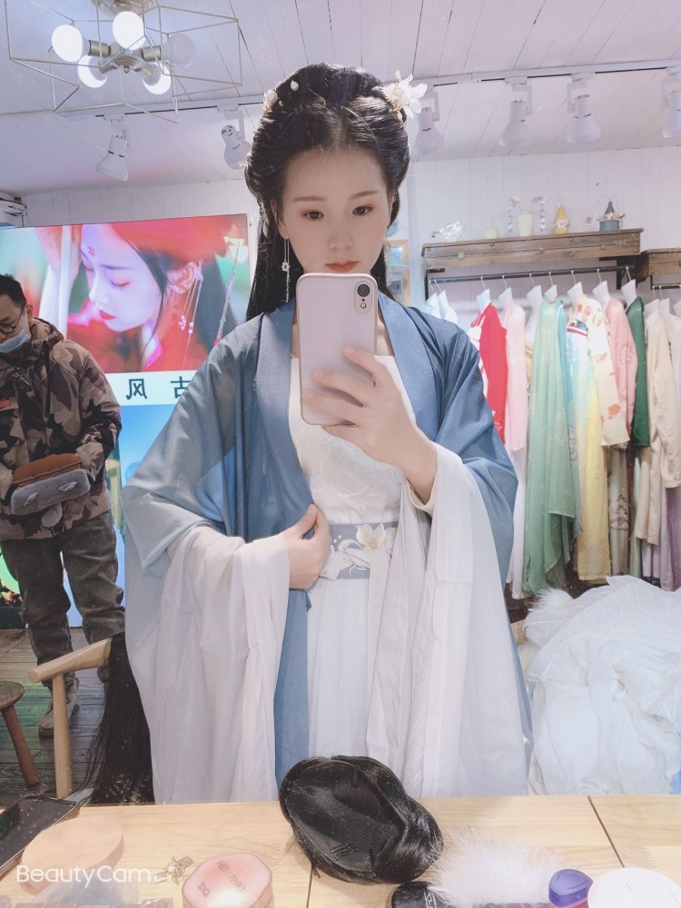 夏有乔木-上海市·上海市·浦东新区-抖音、某红薯-可接服装寄拍适合小个子穿搭,本人身高160,体重89斤,广告通告皆可,最喜汉服寄拍会化妆做造型,早期花钱学过化妆。