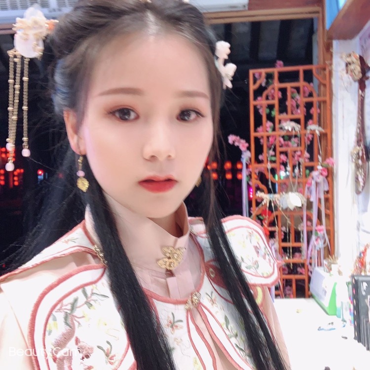 夏有乔木-上海市·上海市·浦东新区-抖音、某红薯-可接服装寄拍适合小个子穿搭,本人身高160,体重89斤,广告通告皆可,最喜汉服寄拍会化妆做造型,早期花钱学过化妆。