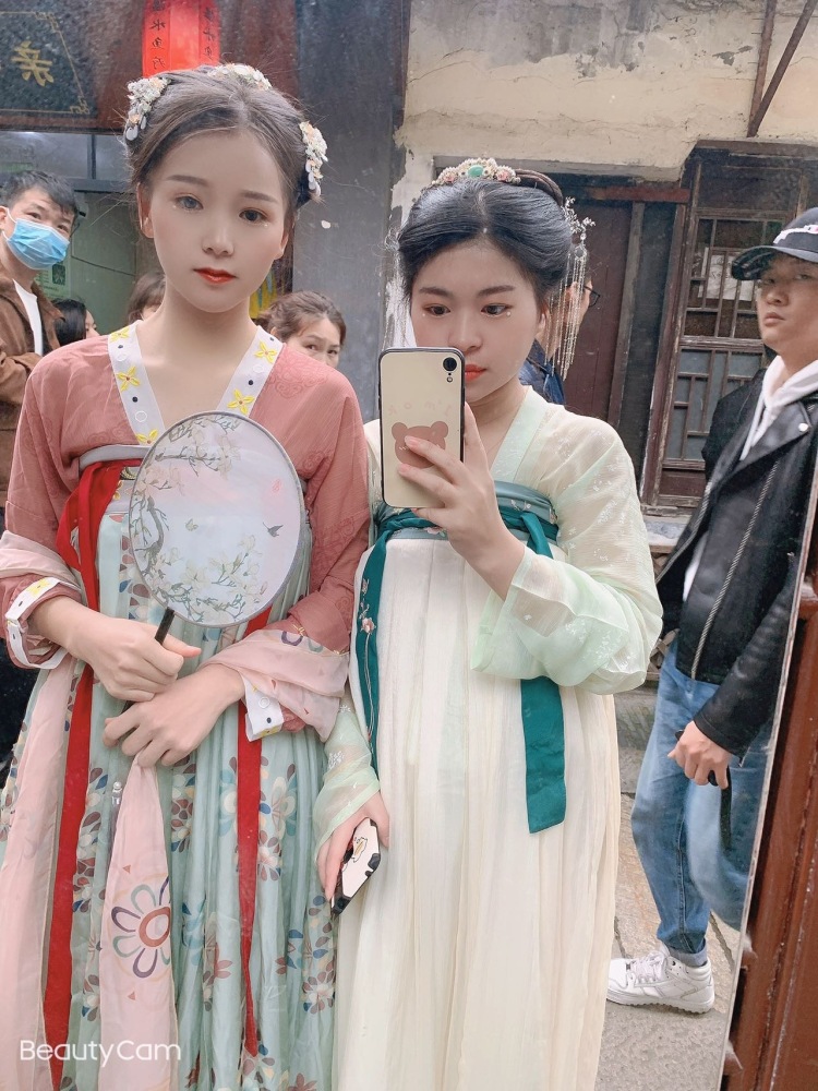 夏有乔木-上海市·上海市·浦东新区-抖音、某红薯-可接服装寄拍适合小个子穿搭,本人身高160,体重89斤,广告通告皆可,最喜汉服寄拍会化妆做造型,早期花钱学过化妆。