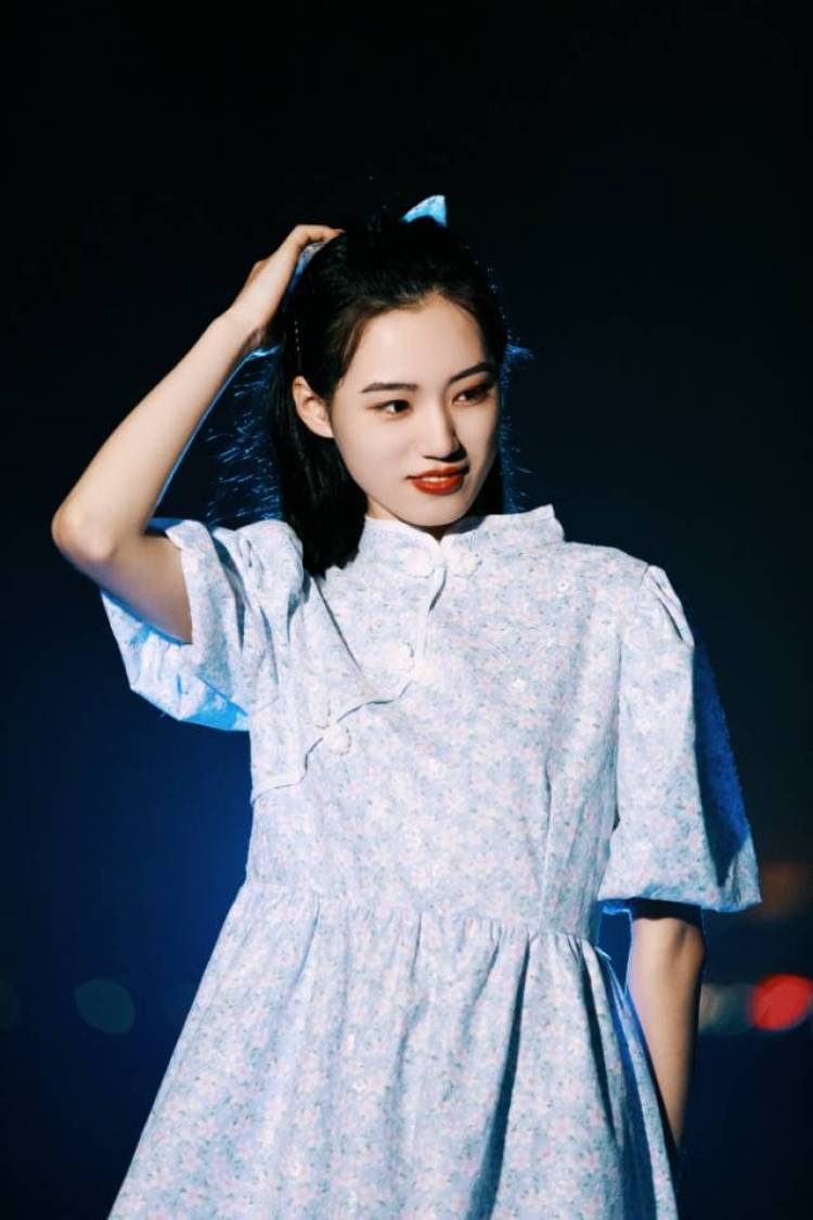嘉莓-山东省·青岛市·李沧区--擅长拍摄各种女装服装，头饰，各种小饰品，等等，有丰富的拍摄经验