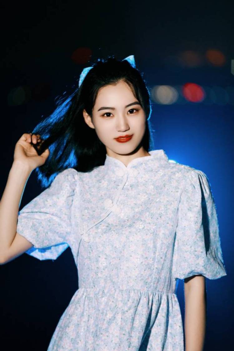 嘉莓-山东省·青岛市·李沧区--擅长拍摄各种女装服装,头饰,各种小饰品,等等,有丰富的拍摄经验