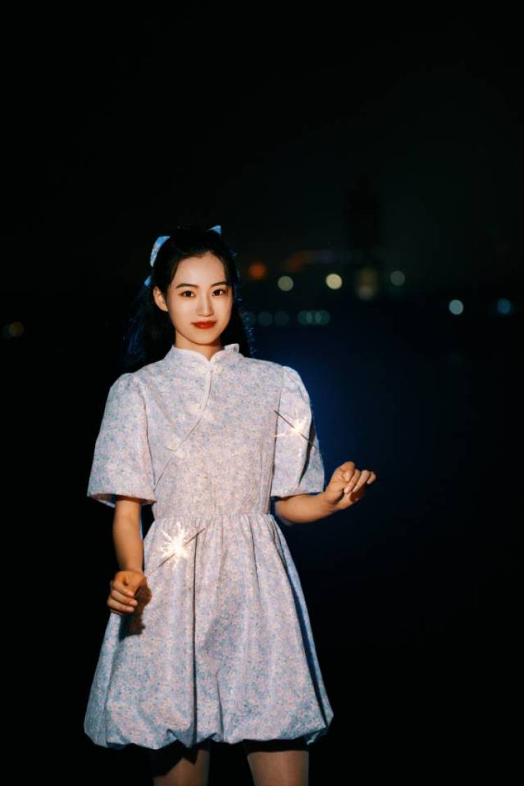 嘉莓-山东省·青岛市·李沧区--擅长拍摄各种女装服装,头饰,各种小饰品,等等,有丰富的拍摄经验
