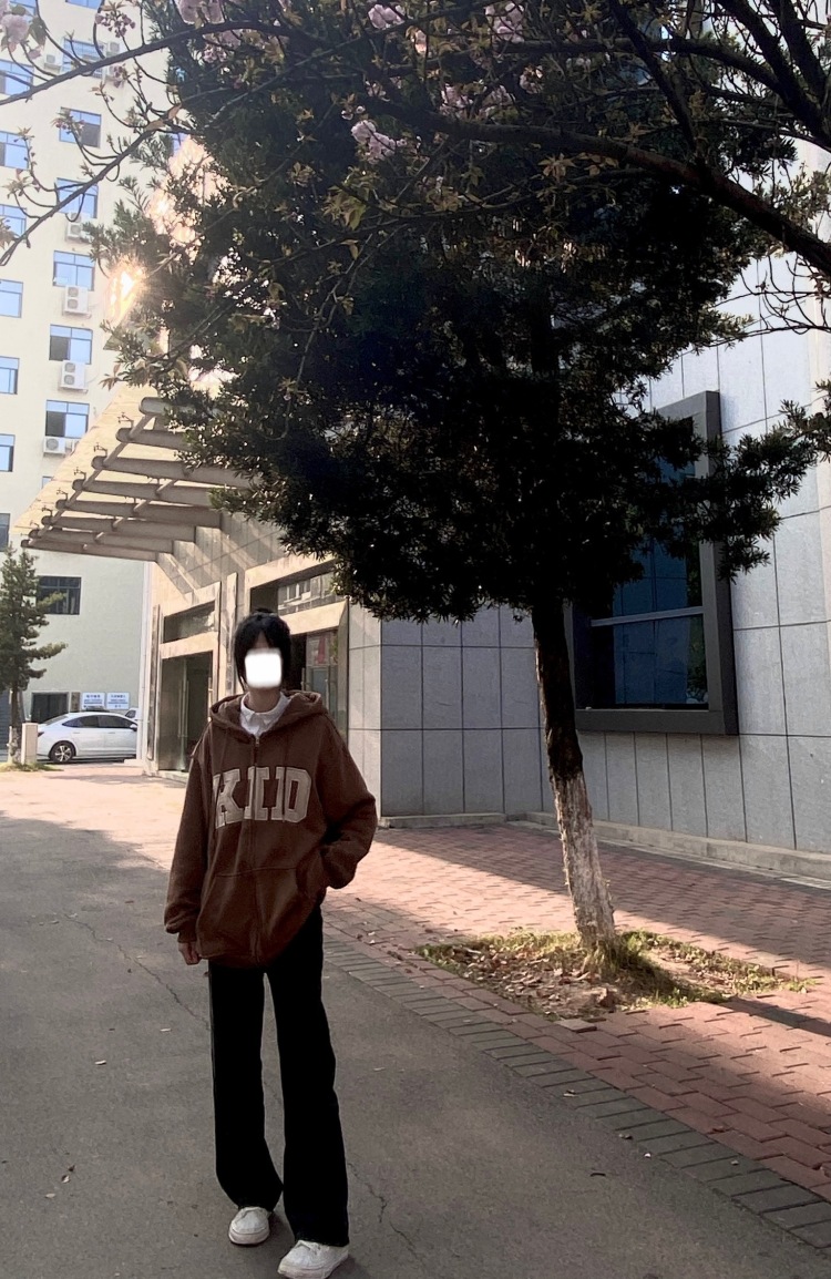 whisper-广东省·广州市·黄埔区-快手 抖音 *** 微博-大家好！whisper
我嘛 是05是163是中长发
会拍照 会修图 有高级审美感
什么风格都可以驾驭 
在玩快手   
分享安利美少女
身高163体重85
艺名：whisper
身份：网红
年龄：1