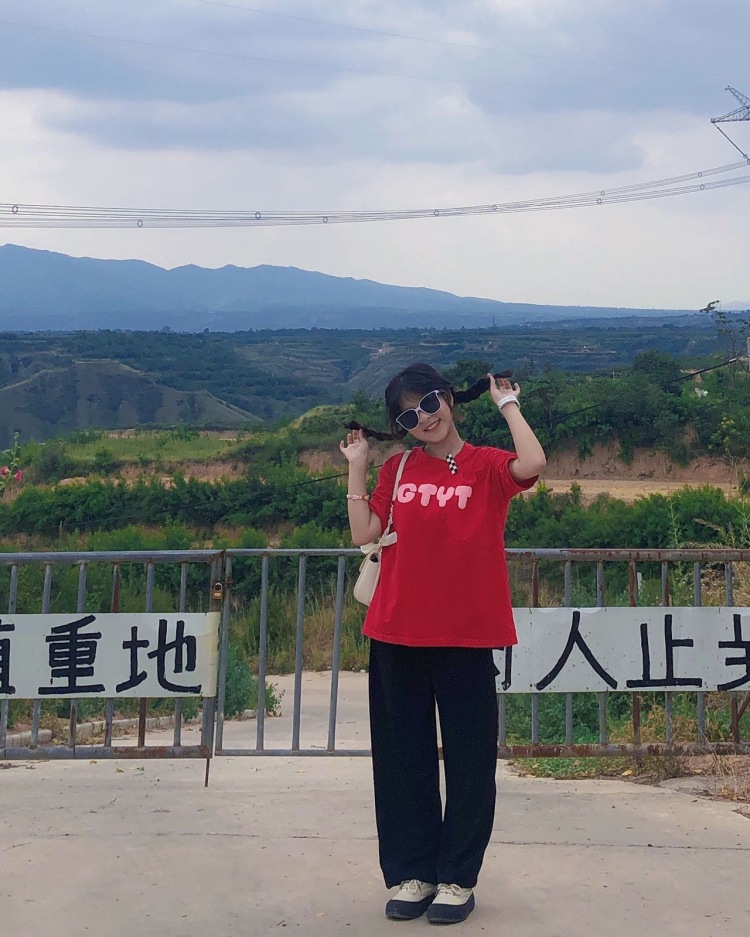 如果李易峰不爱我-陕西省·渭南市·富平县-抖音-19岁 身高155 体重95 微胖 特长是善于观察 喜欢拍照 在读大学生 喜欢李易峰 梦想是成为经纪人  接单：买家秀 种草带货 开箱测评 免费试用
