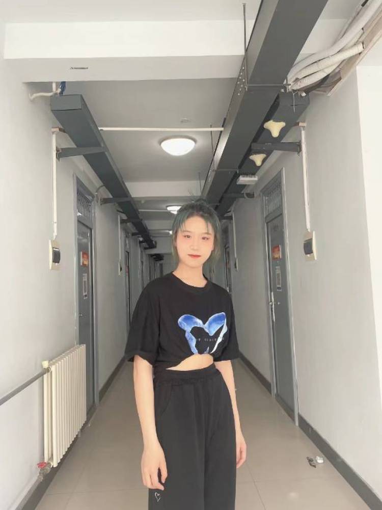 Coral013-福建省·莆田市·秀屿区--接服装寄拍,本人身高168cm,体重56kg,会拍照修图,会化妆,学过舞蹈。欢迎合作!
