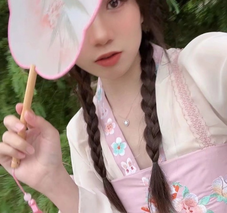 崽崽酱-山东省·烟台市·莱山区--我性格比较开朗乐观,平时喜欢还拍照,拍视频之类的,也比较注重穿搭,有自己的审美,我想更多的展示一下自己,也想遇到合的来的商家一起合作,也可以交个朋友之类的