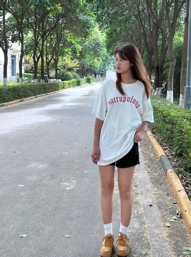 悲伤荷包蛋-陕西省·西安市·鄠邑区-抖音快手-学生平时爱好就是拍照然后买买买！可以接受买家秀 短视频带货 种草 推广 免费试用！美妆类也🉑️