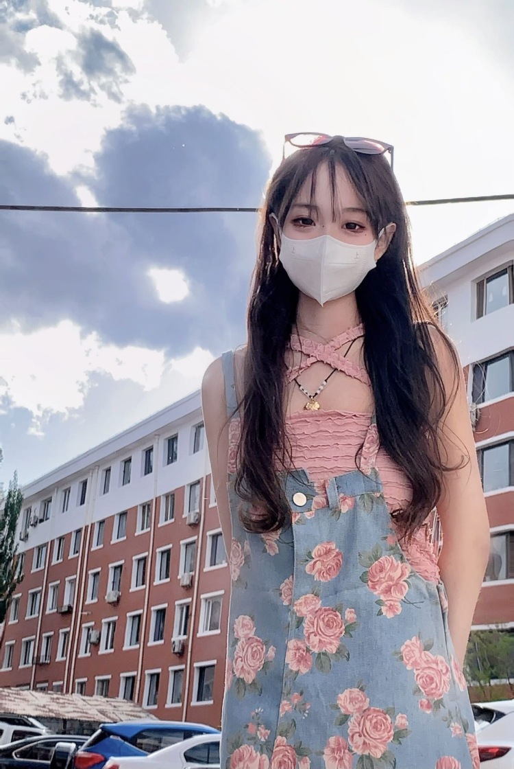 边晓敏-内蒙古自治区·呼和浩特市·回民区--接单（衣服、鞋子、饰品、美瞳）都可接欢迎商家们来找50-300