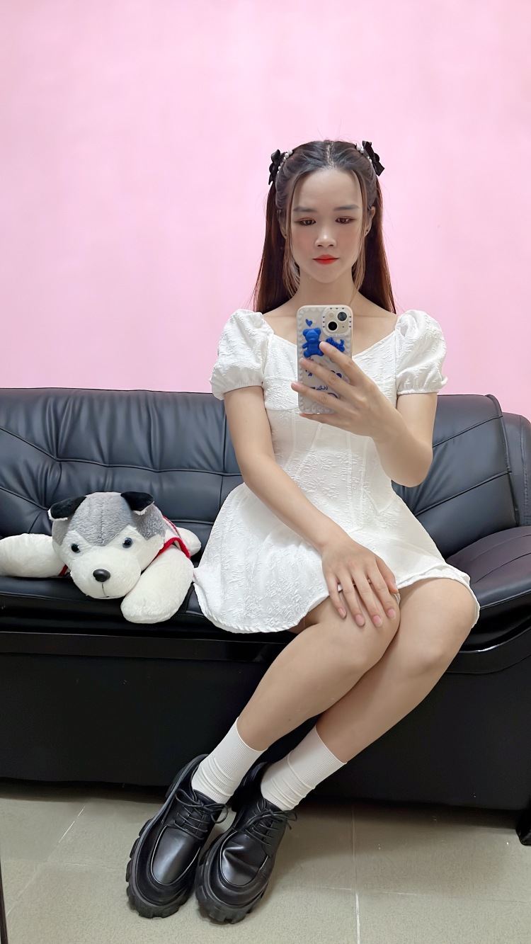 小情绪.-广东省·广州市·增城区-快手，抖音，某红薯，微博-平常比较喜欢拍照，所以可以接买家秀。自由职业者，97年，身高160cm。手机拍📱新手小白，请多指教。