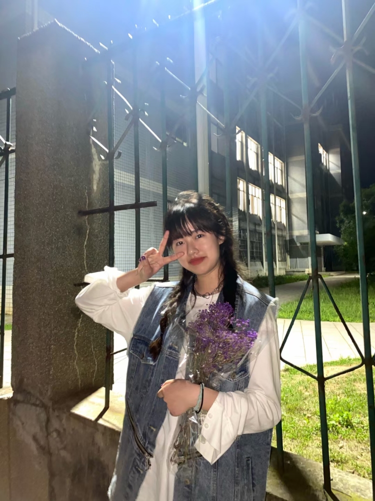 香菜叶子（多加香菜版）-湖北省·荆州市·公安县--可以接寄拍，喜欢穿搭，喜欢尝试新事物，有自己的想法和风格，很努力的一个小女孩，希望可以被看到