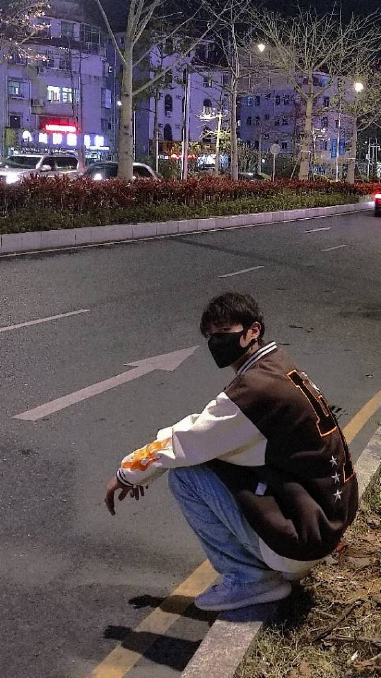 睡不醒🥱-河北省·保定市·易县--身高：183
体重：122
想接寄拍   我之前没做过是个小白  所以可能有些不是很懂  但是很喜欢穿搭  喜欢拍照   喜欢潮流