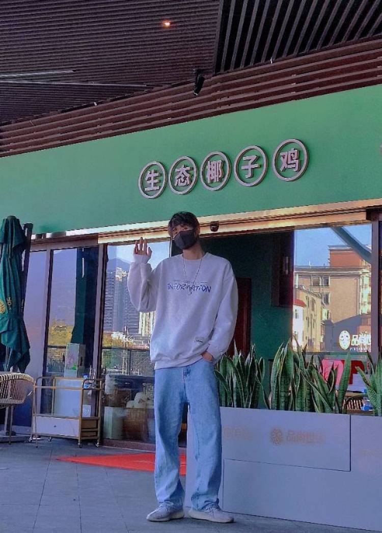睡不醒🥱-河北省·保定市·易县--身高：183
体重：122
想接寄拍   我之前没做过是个小白  所以可能有些不是很懂  但是很喜欢穿搭  喜欢拍照   喜欢潮流