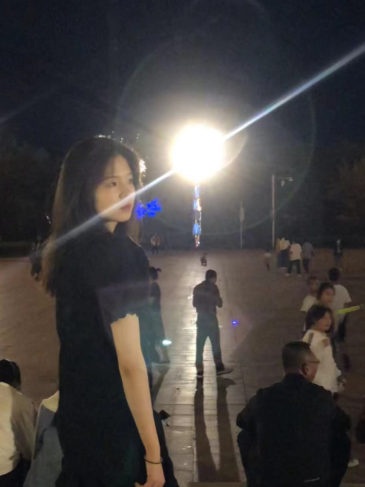 顾念-内蒙古自治区·乌兰察布市·化德县-快手 抖音-会拍照可以p图 接寄拍单 送拍单 学生 素人 快手粉丝435 风格多变