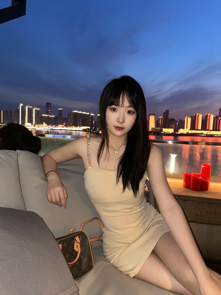 小妍-湖南省·长沙市·岳麓区-抖音、微博、某红薯-接寄拍买家秀。喜欢探店打卡，喜欢拍照。可尝试多种风格。谢谢！效率说话！
