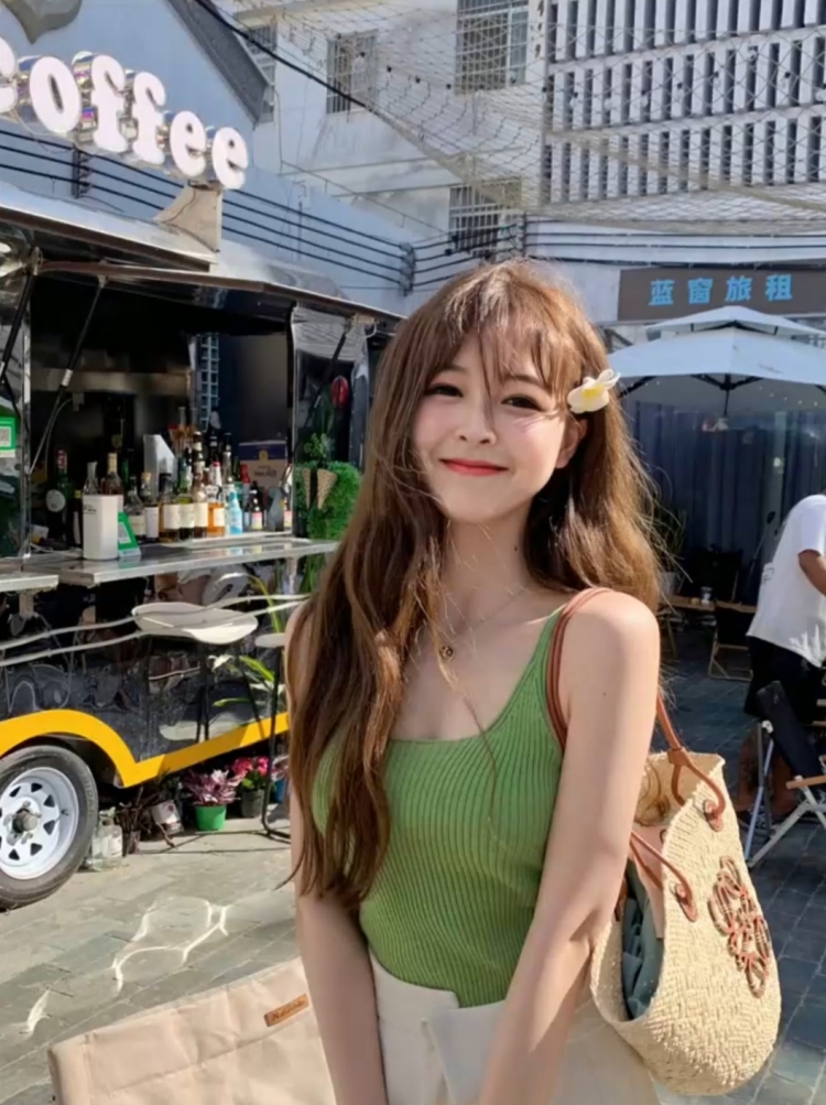 요요🌞-浙江省·温州市·平阳县-抖音-接寄拍单,可以淘宝服装微胖衣服,会修图,出图快身高165体重64,有点微胖型,也可以接美甲的单