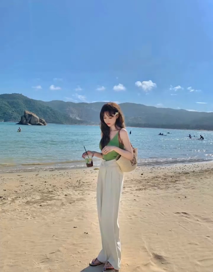 요요🌞-浙江省·温州市·平阳县-抖音-接寄拍单,可以淘宝服装微胖衣服,会修图,出图快身高165体重64,有点微胖型,也可以接美甲的单