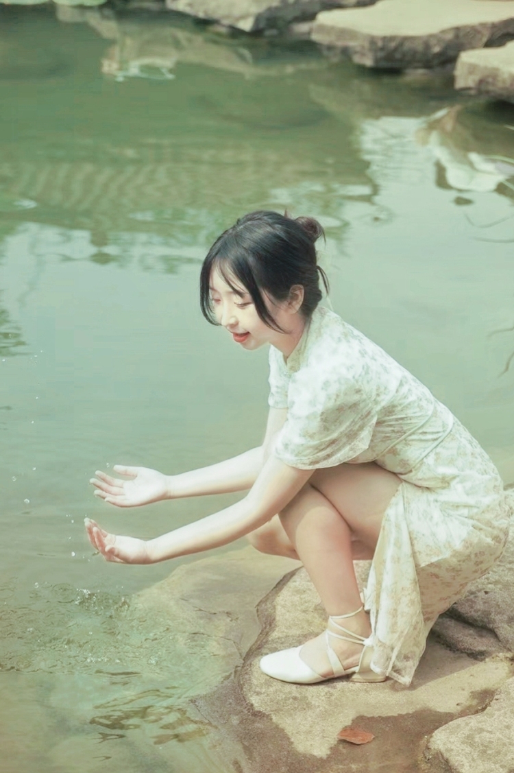 柚子馅的包子-江西省·鹰潭市·余江区--素人,身高:167,体重:53kg。
风格:日系,清新,淑女,文艺
可以接买家秀,会p图,好说话。