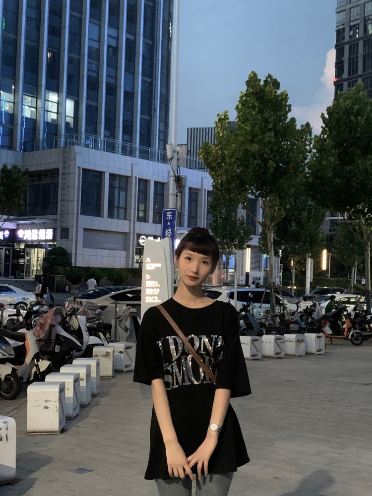 小迪-河南省·郑州市·金水区-抖音-168 95斤 接寄拍跟买家秀，会拍照 p图化妆，非诚勿扰哟！