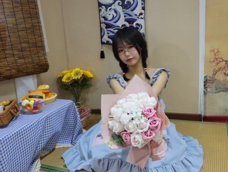 🍳-广东省·肇庆市·端州区--身高165体重55kg 抖音有大概八百粉丝 如果需要发作品等怕流量不够也接受给我投dou➕