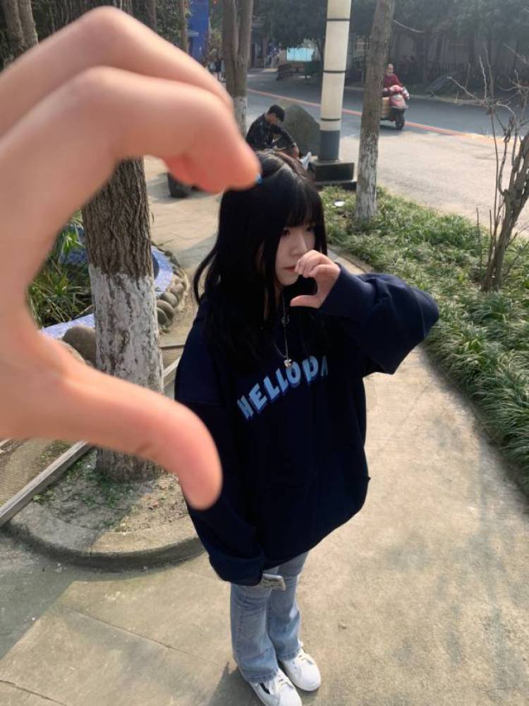 小小薇-四川省·成都市·双流区--超爱拍照,久而久之拍照技术变好了还会p一些图哦~😘会一些拍照小技巧 更出片哦!最重要的是出片快 质量好 效率较高呢✌️如有意向合作 那就赶紧向我发出合作邀请吧!😊