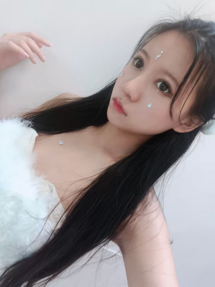 小一--海南省·海口市·美兰区-670000477-年龄21 身高170 体重40 身材比咧好 长相清纯 爱好跳舞唱歌 喜欢自拍 上镜好 皮肤好 瘦 接受各种风格的寄拍 快联系我吧