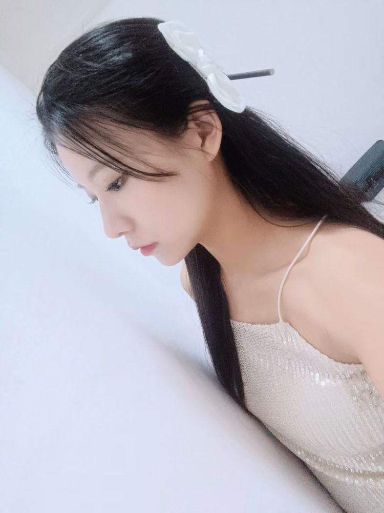 小一--海南省·海口市·美兰区-670000477-年龄21 身高170 体重40 身材比咧好 长相清纯 爱好跳舞唱歌 喜欢自拍 上镜好 皮肤好 瘦 接受各种风格的寄拍 快联系我吧