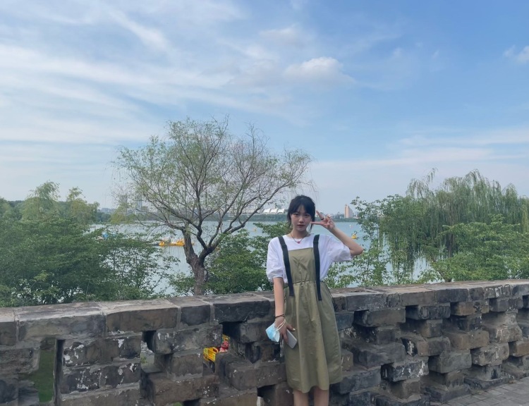 草莓牛奶小芙-新疆维吾尔自治区·昌吉回族自治州·昌吉市--接淘宝买家秀种草带货短视频带货 抖音快手都有账号会拍照会批图 愿意协商 风格多样可甜可酷 希望有机会