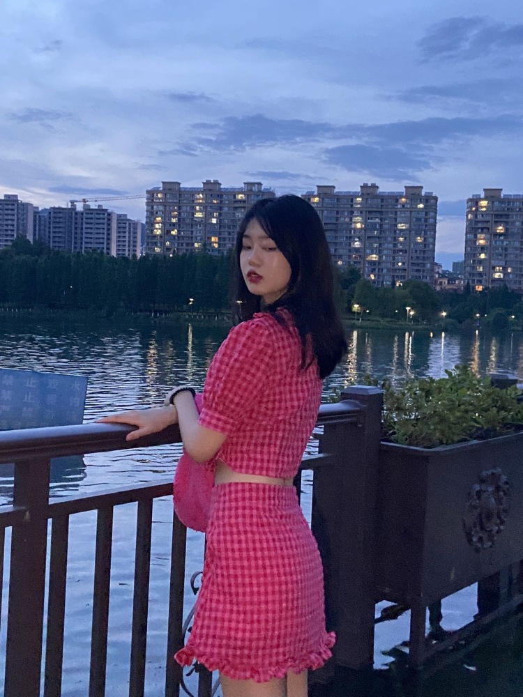 爱是形容词.-江西省·新余市·渝水区-抖音-接寄拍、说拍模特
身高172厘米 体重94斤可接一些高个子穿搭的
风格不定、拍照还行