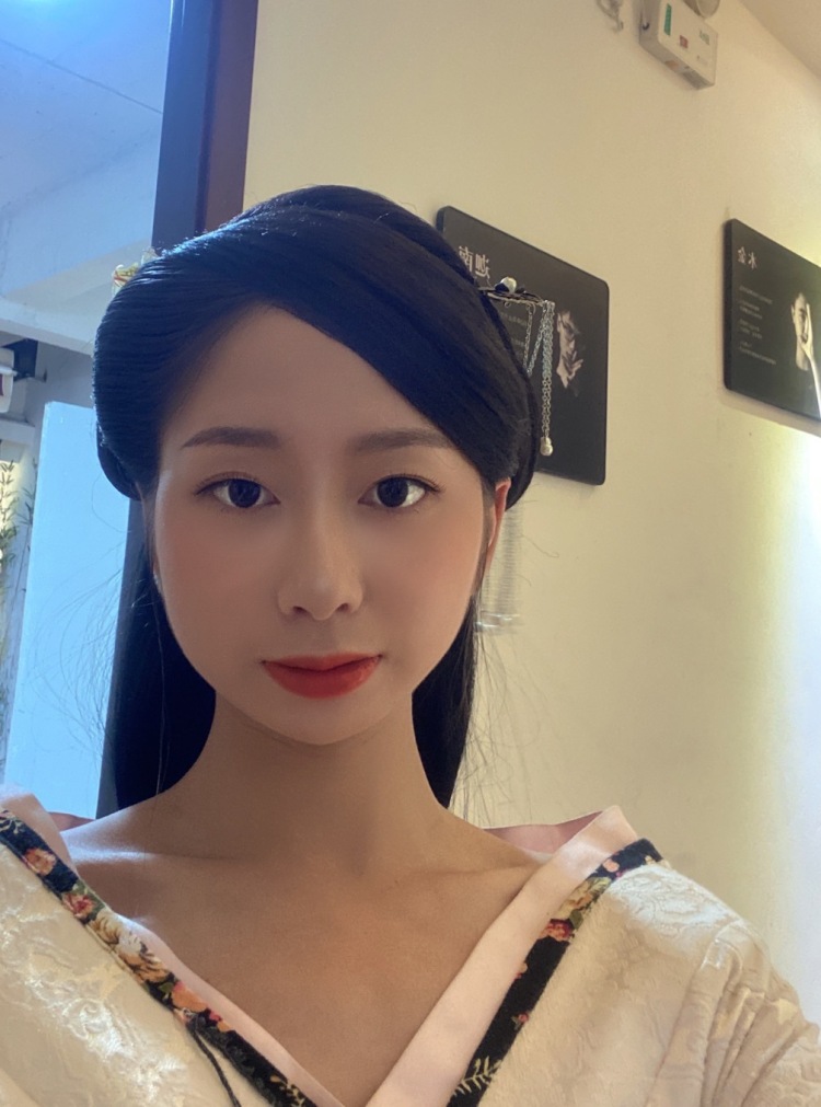 Lynn-浙江省·绍兴市·越城区--接寄拍送拍,本人喜欢穿搭拍照,会化妆、会p图,在快手等平台发布穿搭类作品,有衣服饰品商家可以找我哦,出图质量高、速度快!