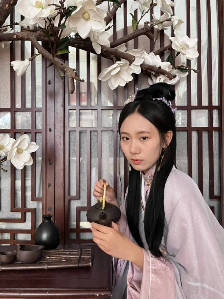 Dot-湖南省·益阳市·南县--喜欢拍照 可以接受协商 拍衣服 包 化妆品 饰品都可以 价格30-200都可以 平时比较喜欢拍各种各样的衣服 还没有接单就要交钱的勿扰