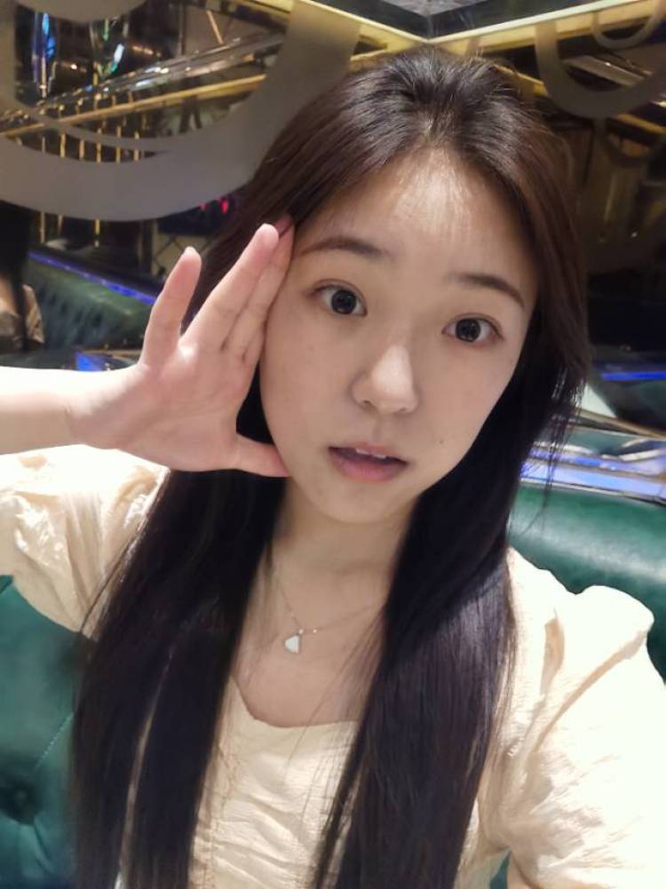 小刘睡不醒-山东省·青岛市·即墨区--接单，本人是在校大学生，平常喜欢网购买衣服护肤品之类的，20岁，身高172cm，体重，60kg，各种风格皆可驾驭